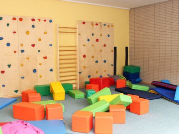 Sportraum mit Klettermöglichkeiten der BEB an der OGGS in Norderstedt