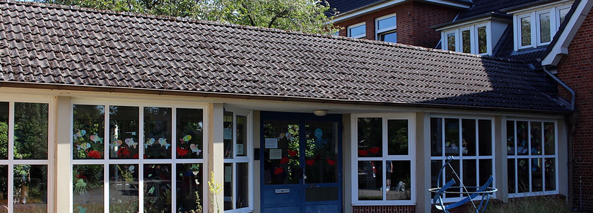 Außenbereich im Sommer mit Blick auf die Schulgebäude der OGGS Harksheide Nord in Norderstedt
