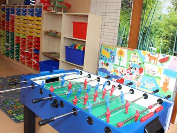 Tischkicker und Regale im Kreativraum der BEB Betreuung der GKS in Norderstedt