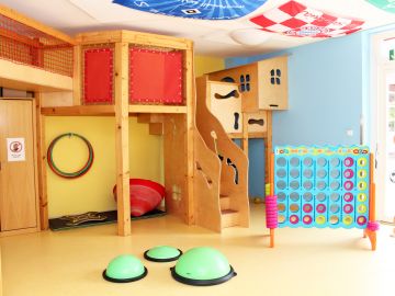 Sportraum mit Plattform und Versteckmöglichkeiten und verschiedenen Spielgeräten der BEB in der offenen Ganztagsgrundschule Heidberg in Norderstedt
