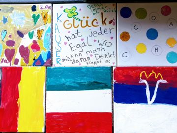 Bemalte Leinwände in der BEB Nachmittagsbetreuung an der OGGS Pellworm