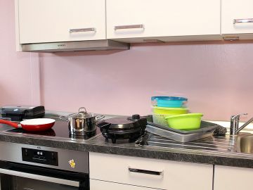 Helle Küche in einer Ganztagsgrundschule in Norderstedt