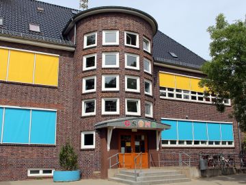 Blick von hinten auf das Schulgebäude der OGGS Niendorfer Straße in Norderstedt