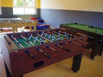Kicker und ein Billardtisch im Sportraum der Nachmittagsbetreuung in Norderstedt