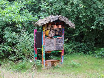 Selbst gebautes Insektenhotel im Schulgarten Glashütte der BEB in Norderstedt