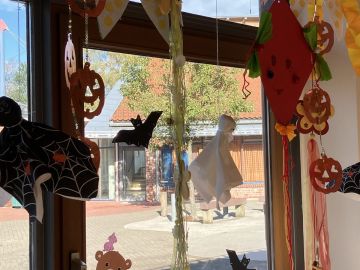 Halloween Bastelel mit Kürbis Fledermäusen und Geistern während der Nachmittagsbetreuung an der offenen Ganztagsgrundschule Pellwormstrasse in Norderstedt