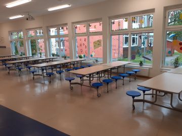 Leere Mensa der OGGS Falkenberg in Norderstedt