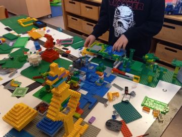 Verschiedene Lego-Bauten in einem Kreativraum einer OGGS in Norderstedt