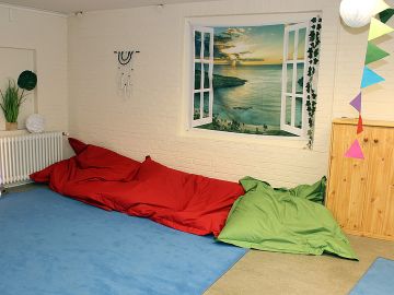 Ruheraum mit Teppichen und Sitzsäcken in der BEB in Norderstedt