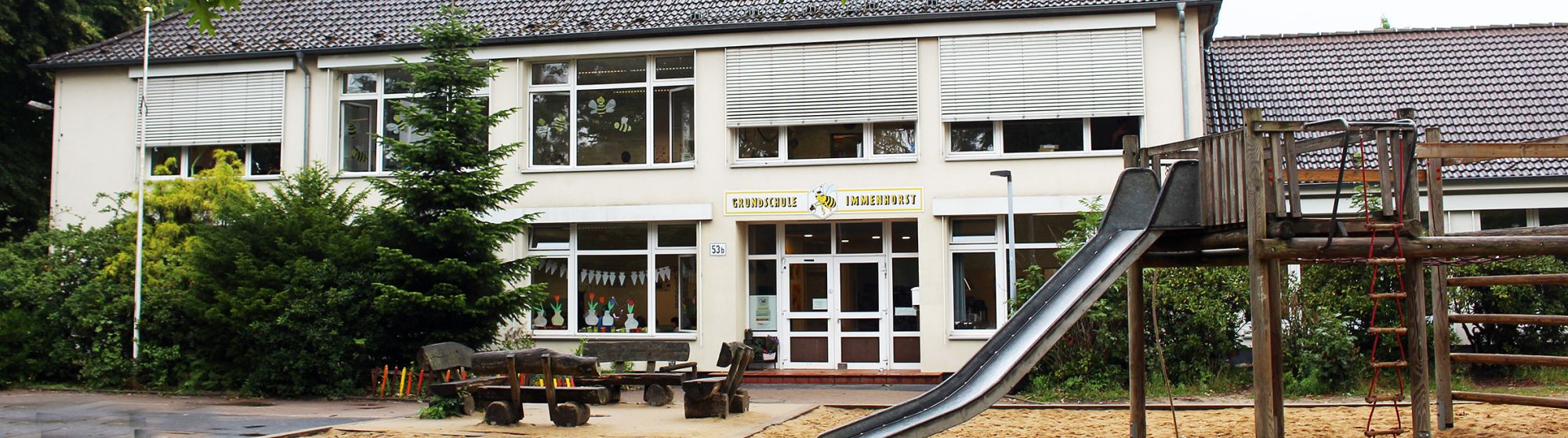 Außenansicht mit Spielplatz der OGGS Immenhorst in Norderstedt