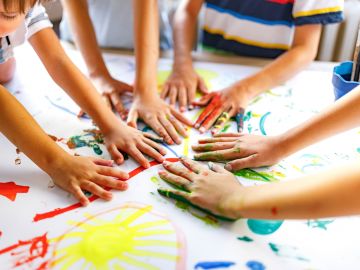 Kinderhände mit bunten Farben für die BEB in Norderstedt