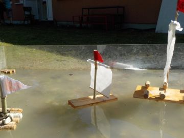 Selbstgebaute Schiffe und Flöße in einem Bassin während der Nachmittagsbetreuung