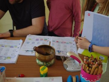 Erledigte Hausaufgaben auf einem Tisch in der Schule, die durch Betreuer durchgeschaut werden.