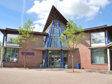 Außenansicht der offenen Ganztagsgrundschule Pellworm in Norderstedt