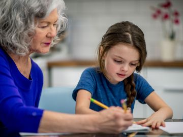 Schulkind macht mit einer älteren Frau Hausaufgaben für die BEB in Norderstedt