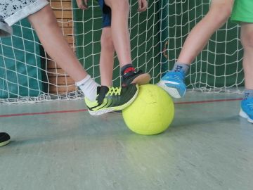 Ballspiele in der Sporthalle während der BEB Nachmittagsbetreuung in der OGGS Pellwormstraße in Norderstedt