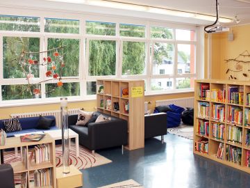 Leseraum mit vielen Bücherregalen der BEB an der Gottfried-Keller-Grundschule