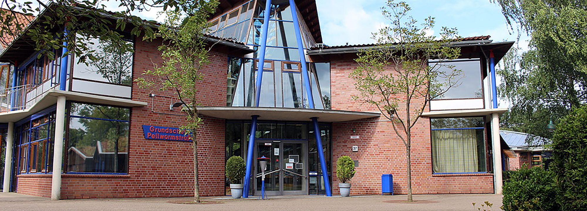 Blick auf den Eingang des Schulebäudes Pellwormstraße in Norderstedt