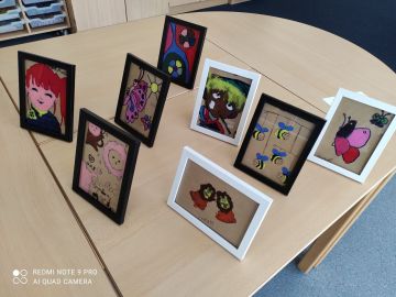 Selbst gemalte Bilder im Rahmen in der OGGS Falkenberg in Norderstedt