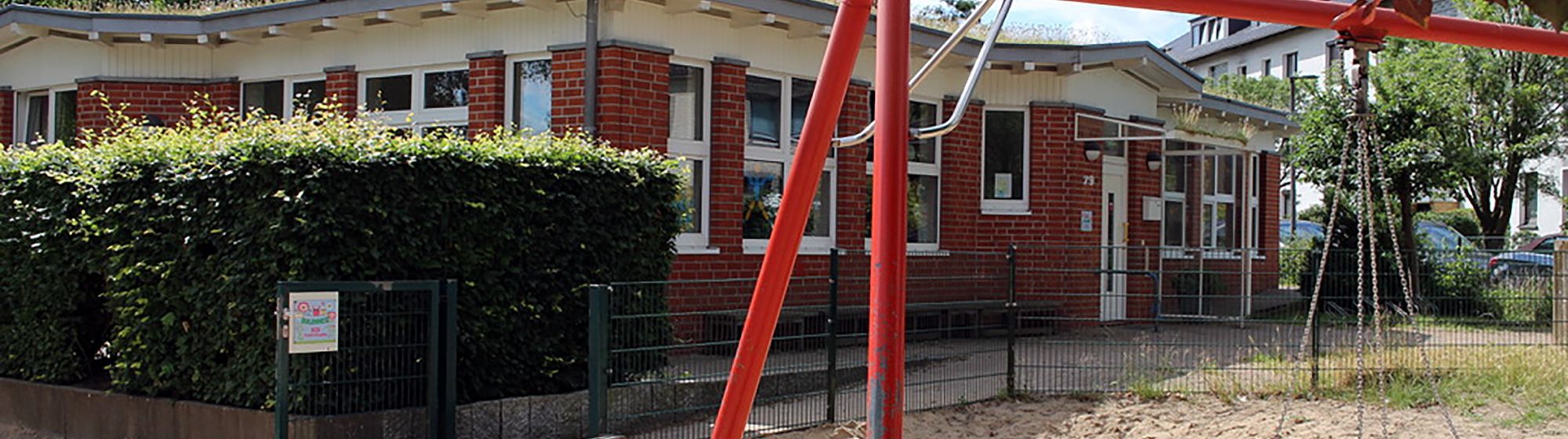 Spielplatz und BEB Gebäude an der OGGS Friedrichsgabe in Norderstedt