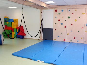 Sportraum mit Matten und Kletterwänden in der Nachmittagsbetreuung der OGGS Harksheide Nord in Norderstedt
