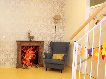 Kaminecke mit Sessel der BEB Nachmittagsbetreuung an der OGGS Heidberg in Norderstedt