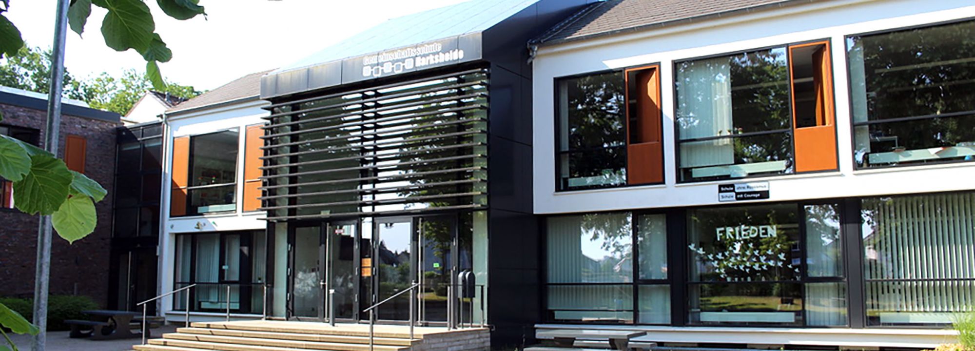 Außenbereich mit Sitzgelegenheiten der Gemeinschaftsschule Harksheide