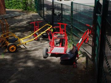 rote und gelbe Fahrzeuge auf dem Schulhof der OGGS Friedrichsgabe in Norderstedt