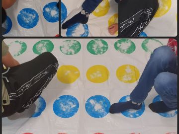 Hände und Füße im Spiel Twister während der BEB Nachmittagsbetreuung am Schulzentrum Süd in Norderstedt