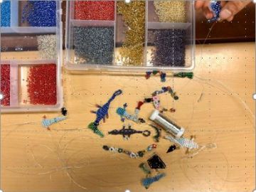 Viele kleine selbst gebastelte Perlentiere der Grundschüler in der BEB Nachmittagsbetreuung in Norderstedt