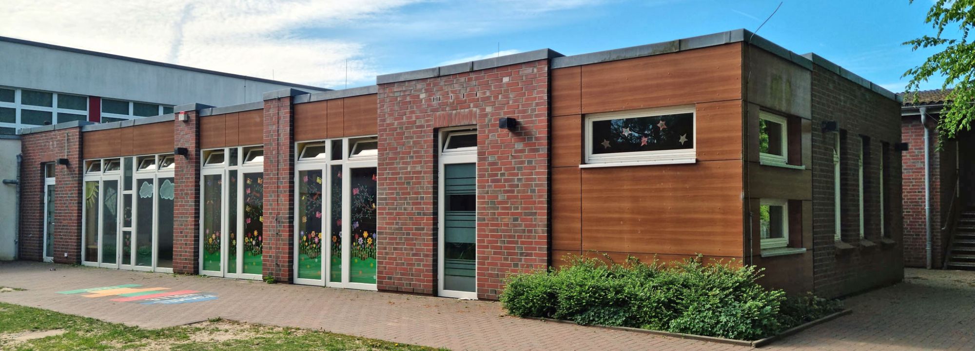 Blick vom Spielplatz auf das Gebäude der OGGS Heidberg in Norderstedt