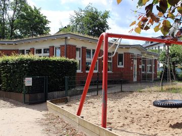 Spielplatz und BEB Gebäude an der OGGS Friedrichsgabe in Norderstedt