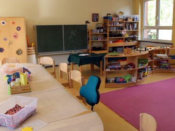 Kreativraum mit Stühlen, Tischen und vielen Regalen der BEB an der OGGS Friedrichsgabe in Norderstedt