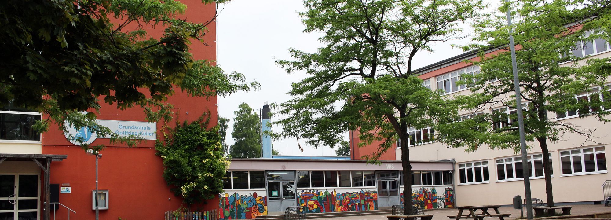 Außenansicht von Schulhof und Gebäude der OGGS Gottfried-Keller in Norderstedt