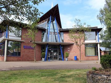 Blick auf den Eingang des Schulebäudes Pellwormstraße in Norderstedt
