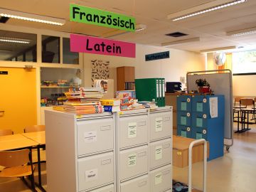 Lernlabor mit Tischen und Stühlen sowie Aufbewahrungscontainern in der BEB Nachmittagsbetreuung des Schulzentrums Süd in Norderstedt