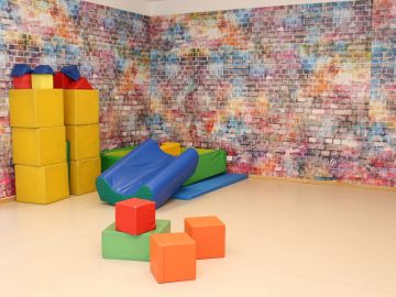 Bewegungsraum mit Schaumstoffwürfeln der BEB Norderstedt an der OGGS Immenhorst