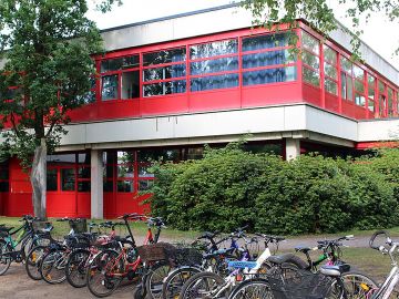 Fahrräder vor dem Gebäude des Schulzentrums Nord in Norderstedt