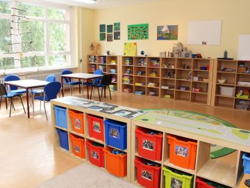 Spieleraum mit Tischen, vielen Regalen der BEB Betreuung in der GKS