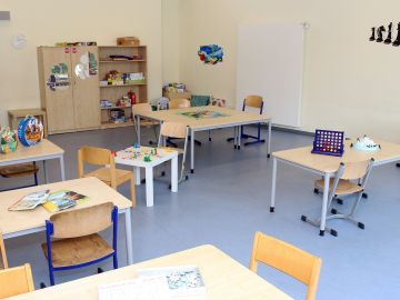 Spieleraum mit verschiedenen Spielen auf den Tischen in der BEB Nachmittagsbetreuung an der offenen Ganztagsgrundschule Niendorfer Straße in Norderstedt