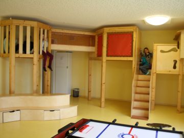 Kletter- und Sportraum mit Podest und Versteckmöglichkeiten der BEB an der offenen Ganztagsgrundschule Heidberg in Norderstedt