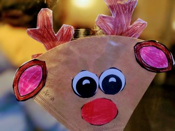 Rentier aus Kaffeefiltertüten gebastelt in der Adventszeit in der BEB Nachmittagsbetreuung der OGGS Pellwormstrasse in Norderstedt