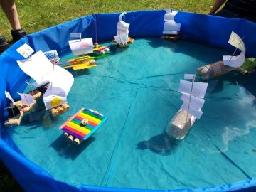 Gebstaltete Boote im Pool in der BEB-Ferienbetreuung in der OGGS Gottfried-Keller