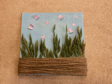 Gebasteltes Kunstwerk mit Gräsern und vielen Materialien an der OGGS am Wittmoor