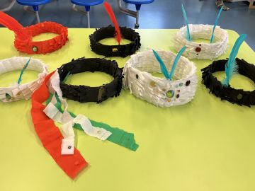 Bunter gebastelter Stirnschmuck währen der BEB Nachmittagsbetreuung an der OGGS Pellworm in Norderstedt