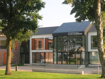 Eingang der offenen Ganztagsschule Harksheide in Norderstedt