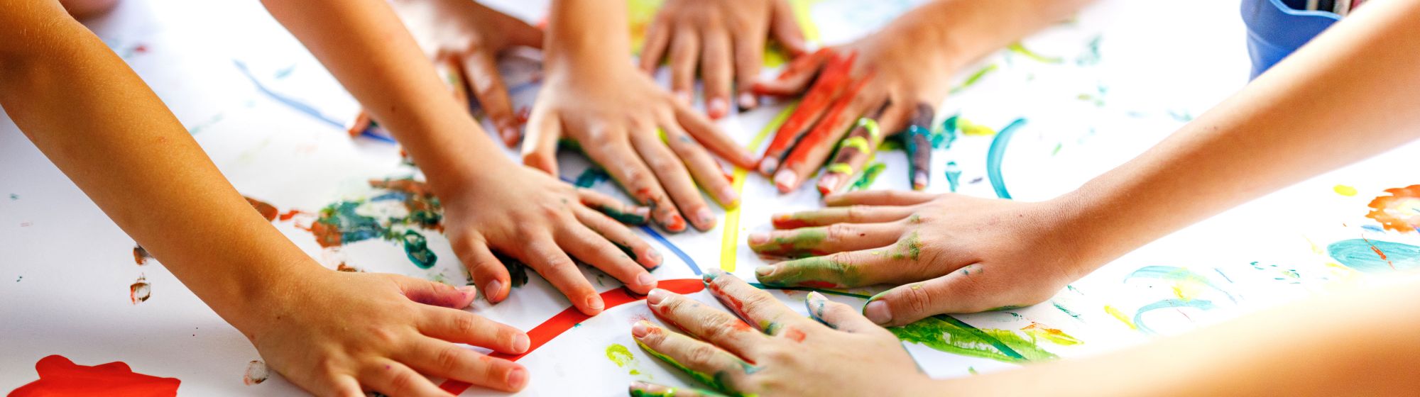 Kinderhände mit bunten Farben für die BEB in Norderstedt