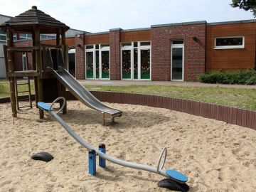 Spielplatz und Gebäude der BEB in Norderstedt an der OGGS Heidberg