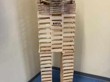 Kaplaturm von Kindern der BEB Nachmittagsbetreuung gebaut an der OGGS Pellwormstraße in Norderstedt