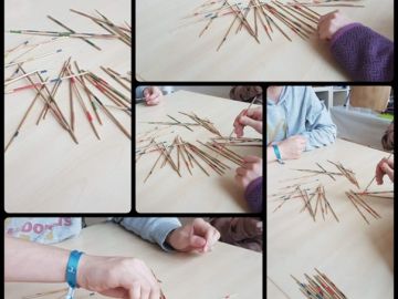 Mikado Spiel während der Nachmittagsbetreuung am Schulzentrum Süd in Norderstedt